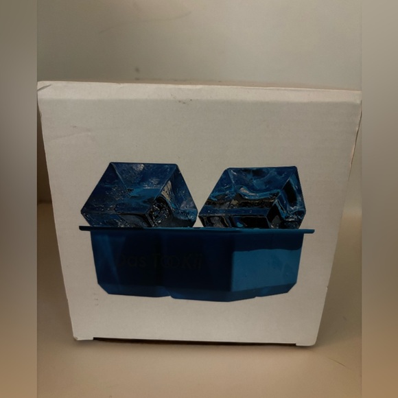 [NWT] Clear Ice Cube Maker - Picture 2 of 9